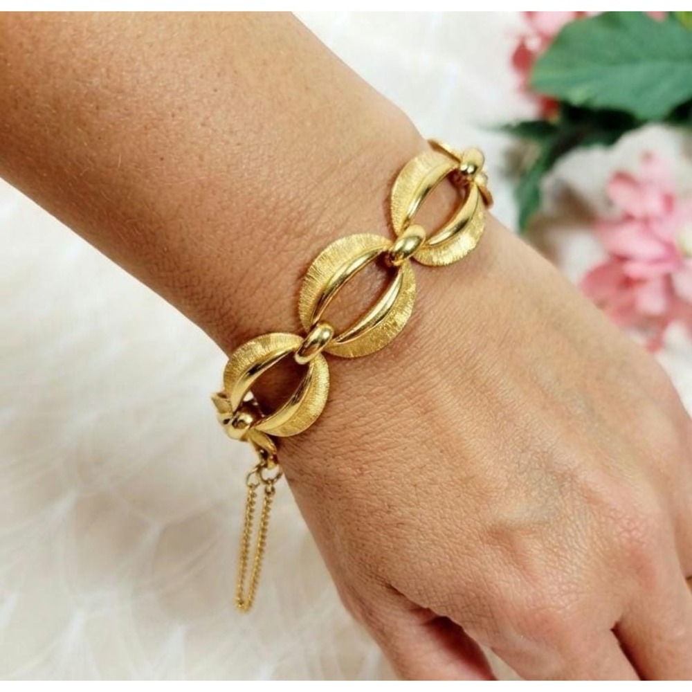 Vintage Monet Gold Tone Link Bracelet Textured Oval Links Mid-Century Retro